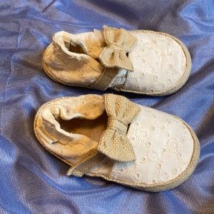 Robeez. 3/6 months girls Velcro strap shoes. Like new! Cream white.